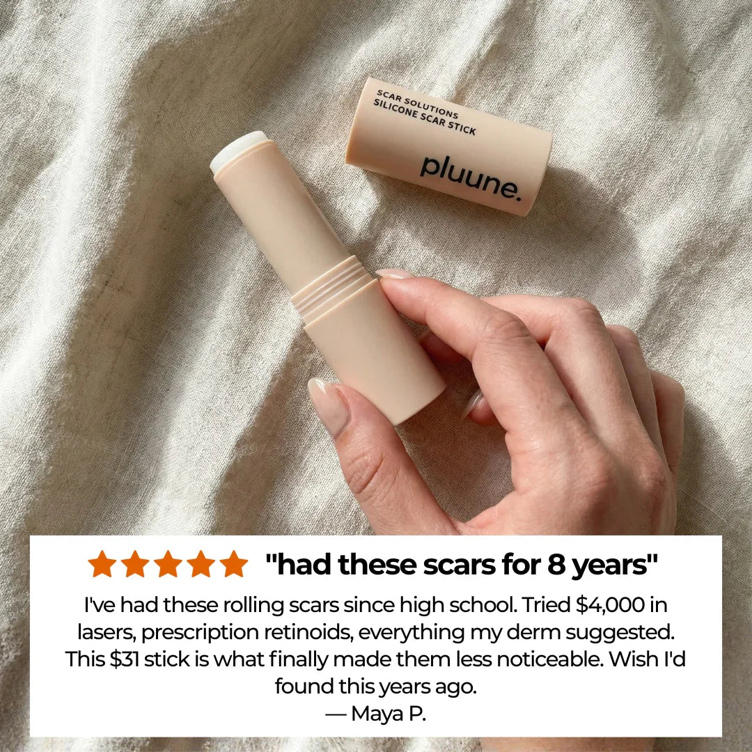 Hand holding Pluune silicone scar stick on fabric with customer review and five-star rating.